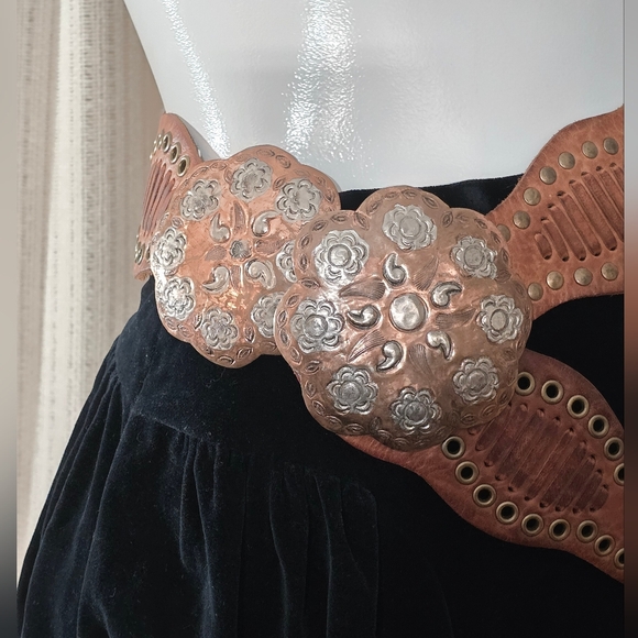 Vintage CHICOS camel Leather copper Silver Morraco Concho Belt Boho Adjustable - Picture 4 of 13